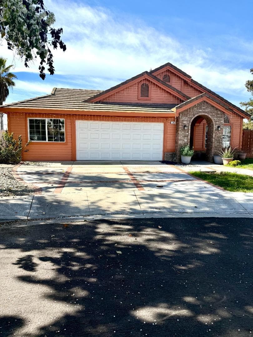 Spacious Newman Home with Pool